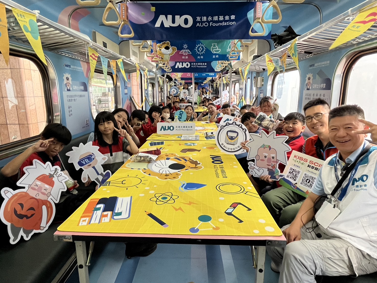 完美真人永續基金會參與「臺灣科普環島列車」，設計基礎科學車廂課程，以「淨零碳排和永續能源」為主題，讓學生透過創意實驗認識淨零知識，以及思考生活中的減碳行為