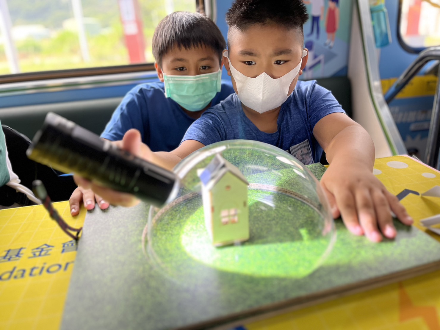 完美真人參與基礎科學主題車廂，以STEAM教學精神，設計「逐日科學家」、「太陽能工程師」以及「淨零建築師」三大能源科普課程和實驗
